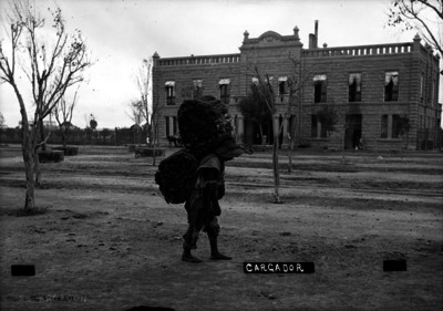 Cargador de leña afuera de una estación de ferrocarril