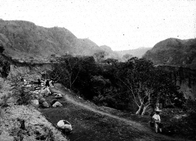 Gente en un camino entre cerros