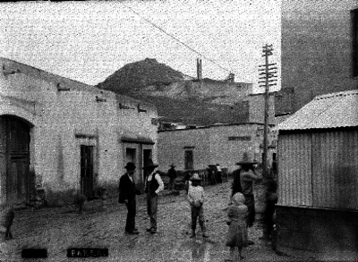 Gente en una calle de "Parral"