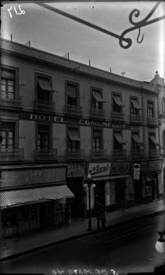 Hotel Comonfort con locales comerciales en la calle 5 de mayo N° 40