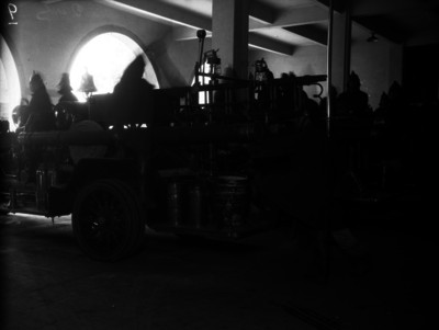 Par de hombres revisan el equipo que se transporta en un carro de bomberos