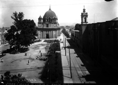 Jardín e iglesia de Loreto