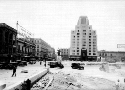 Edificio nieto y automóviles en la Avenida San Juan de Letran, vista general