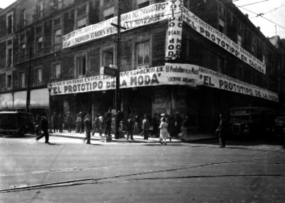 Edificio de la zapateria el prototipo de la moda en monte de piedad esquina con Tacuba