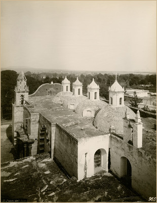 Iglesia del Sagrado Corazón, Fachada lateral y cúpulas