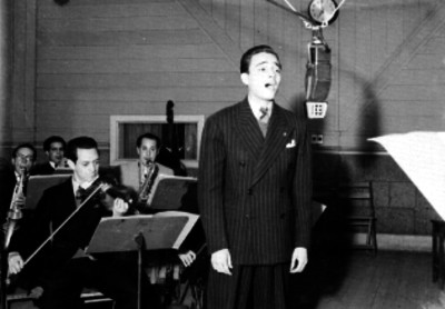 Cantante y orquesta frente a los microfonos de la XEB