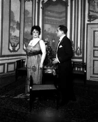 Virginia Fábregas en una escena teatral