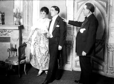 Virginia Fábregas y actores en una escena teatral