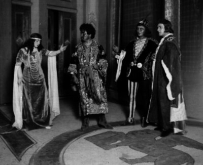 Actores durante una representación teatral