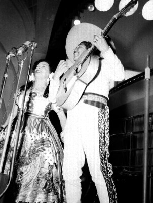 Dueto de música vernácula cantando en un teatro