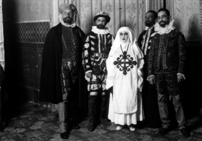 Guadalupe Rivas Cacho con actores durante la obra de Don Juan Tenorio