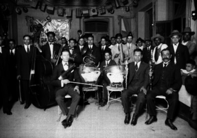 Miembros de una orquesta en un salón de baile