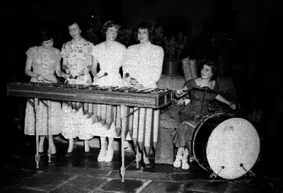 Conjunto musical femenil actuando en el patio de una casa