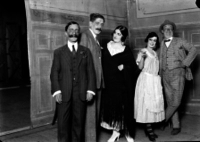 Manuel Taméz con otros actores durante una escena de teatro cómico