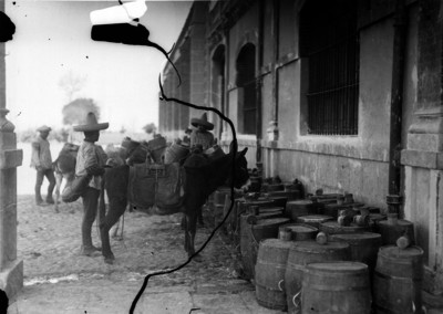 Tlachiqueros cargan barriles en una hacienda pulquera