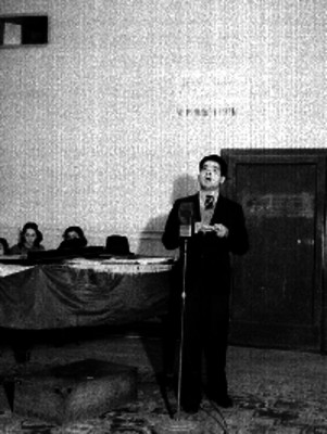 Cantante interpretando una melodía en estudios de una radiodifusora