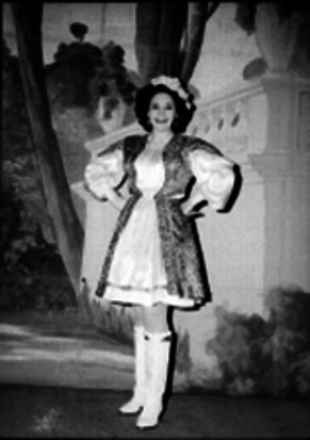 Artista con vestuario teatral posando en un escenario, retrato
