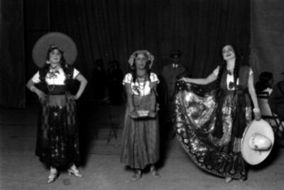 Mujeres vestidas con trajes folclóricos, probablemente cantantes de música vernácula
