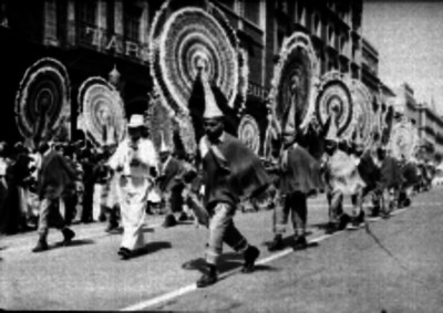 Danzantes folclóricos en una calle