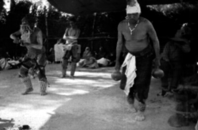 Hombres realizando una danza indígena en una calle