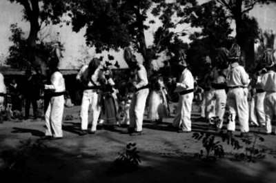 Hombres ejecutando un baile típico