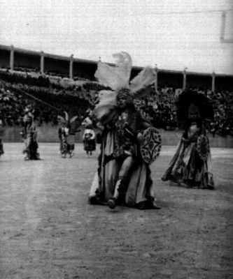 Baile indígena presentado en un estadio