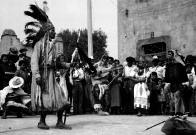 Indígenas presentando una danza en una calle