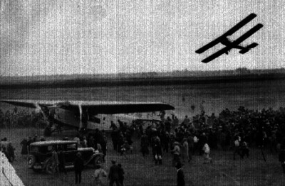 Gente alrededor del primer trimotor Ford en el que llegó la madre de Charles Lindbergh