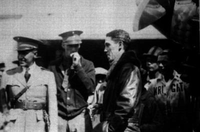Emilio Carranza acompañado de militares junto al avión México-Excelsior