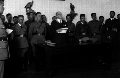 Funcionario pronunciando discurso ante miembros de la Fuerza Aérea