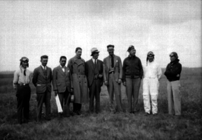 Juan G. Villasana, Roberto Fierro y otros pilotos en los campos de Balbuena, retrato de grupo