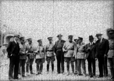 Militares y civiles en los campos de Balbuena, retrato de grupo