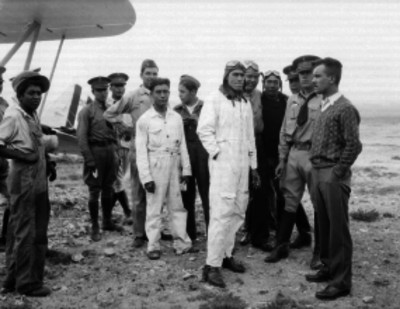 Gustavo León y otros pilotos junto a un monoplano