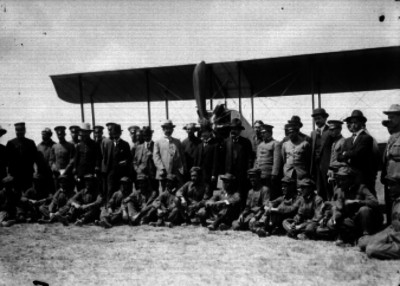Pablo González, Benjamín G. Hill y funcionarios acompañados de pilotos en Balbuena, retrato de grupo