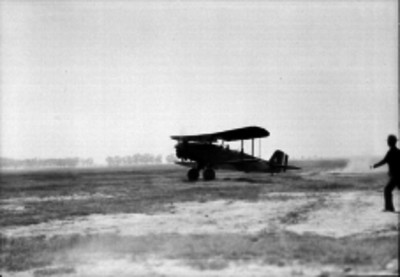 Avión en un campo de prácticas