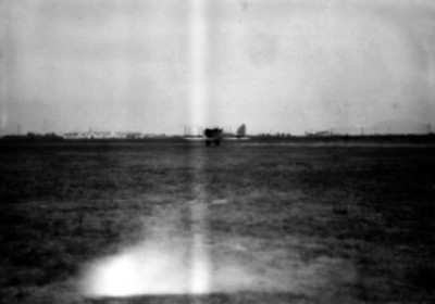 Avión biplaza en los campos de Balbuena
