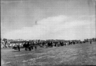 Militares revisando varios aviones en un campo aéreo