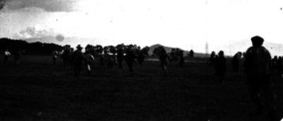 Gente corriendo en un campo aéreo, para alcanzar un avión que aterrizó