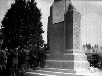 Alberto Salinas Carranza develando una placa en el monumento a los pilotos caidos
