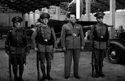 Militares en un hangar, retrato de grupo