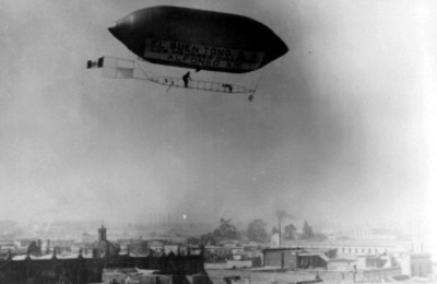 Dirigible de la tabacalera El Buen Tono sobrevuela la Cd. de México