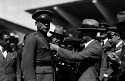 Narciso Bassols condecorando a Gustavo G. León durante la Semana Aérea