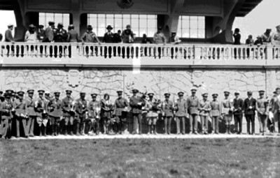 Roberto Fierro y otros pilotos con sus trofeos, retrato de grupo