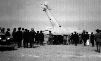 Hombres levantando un aeroplano accidentado en los campos de Balbuena