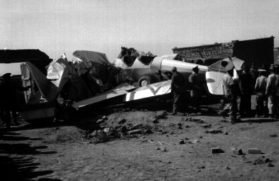 Hombres junto a los restos del avión que se estrelló en una casa de la colonia Moctezuma