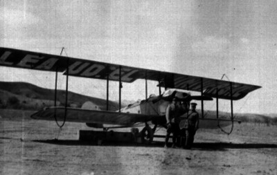 Militares junto a un avión Hanrriot de publicidad, retrato