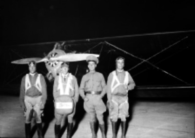 Paracaidistas junto a un avión, retrato de grupo