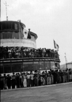 Gente en el mirador y torre de control del aeropuerto de la Cd. de México