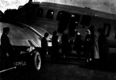 Pasajeros al abordar un avión