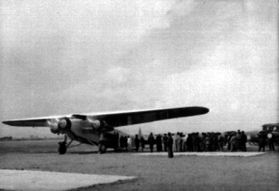 Pasajeros junto a un trimotor Ford de American Airways